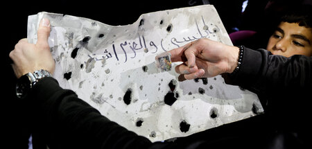 Spuren der »Razzia«: eine zerschossene Metallplatte in Nablus (2...