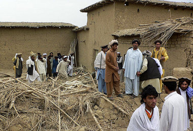 Bewohner des pakistanischen Dorfes Chota Janikhel vor einem von ... Bewohner des pakistanischen Dorfes Chota Janikhel vor einem von ...