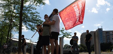 Teilnehmer einer Kundgebung (Dresden, 1.7.2020) Teilnehmer einer Kundgebung (Dresden, 1.7.2020)