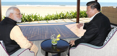 Entspannt am Strand: Chinas Präsident Xi Jinping (r.) mit Indien...