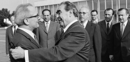Was geht wohl in seinem Kopf vor? Bruno Mahlow (r. hinter Bresch... Was geht wohl in seinem Kopf vor? Bruno Mahlow (r. hinter Bresch...