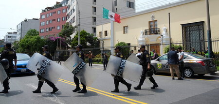 Mexikanische Polizei vor der peruanischen Botschaft (Lima, 20.12...