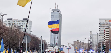 Fahne der faschistischen Organisation Ukrainischer Nationalisten... Fahne der faschistischen Organisation Ukrainischer Nationalisten...