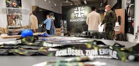 Bundeswehr-»Infostand« im Oberhausener Einkaufszentrum Centro Bundeswehr-»Infostand« im Oberhausener Einkaufszentrum Centro