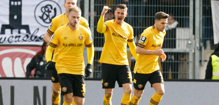 Stefan Kutschke (2. v. r.) von Dynamo Dresden bejubelt mit der M...