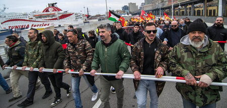 Mindestens 3.000 haben am Sonnabend im Hafen von Genua demonstri...