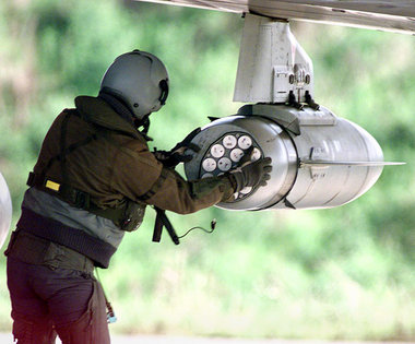 Vorbereitung auf den Kriegseinsatz – ein deutscher Soldat überpr...