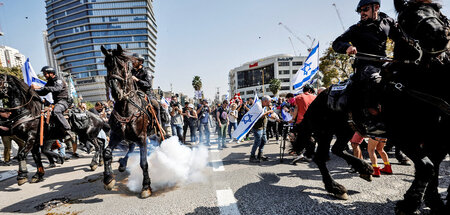 Vorgehen mit Blendgranaten und Pferden (Tel Aviv, 1.3.2023)