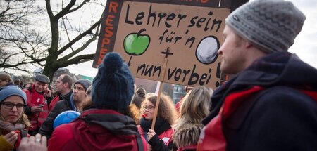 Lehrer demonstrieren für die gleiche Bezahlung wie ihre verbeamt...