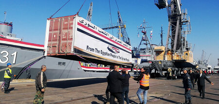 Ein Container voller lebensnotwendiger Güter: Ägypten leistet hu...