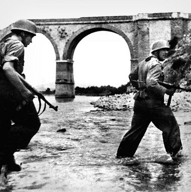 Deutsche Herrschaft in Italien: Fallschirmjäger bei einer »Säube...