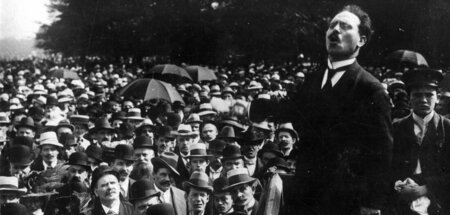 Karl Liebknecht auf einer Kundgebung für den Frieden im Septembe...