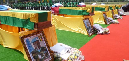 Trauerzeremonie für fünf togolesische UN-»Blauhelm«-Soldaten in ...