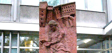 Neben Straßen und Plätzen war auch diese Stele am Franz-Mehring-...