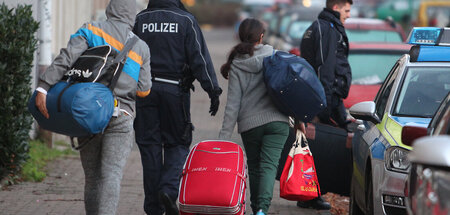 Polizei holt abgelehnte Asylsuchende ab, um sie zur Abschiebung ...