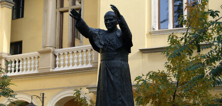 Vor dem Sturz? Denkmal von Johannes Paul II. in Krakow