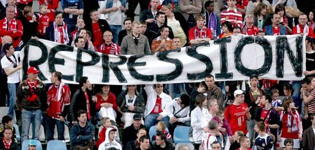 Fußballfans in Lille, Frankreich, die sich auch nicht unterdrück...