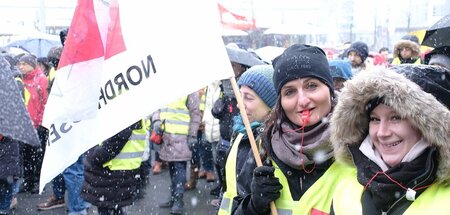Heraus zum 8. März: Erzieherinnen streiken in Kassel für bessere...