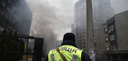 Ein Feuer in Kiew, das durch Raketentrümmer verursacht wurde (9....