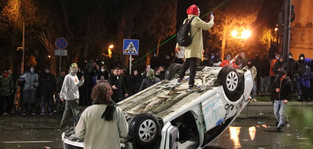 Die schreiende Minderheit protestiert in Tbilissi in der Nacht z... Die schreiende Minderheit protestiert in Tbilissi in der Nacht z...