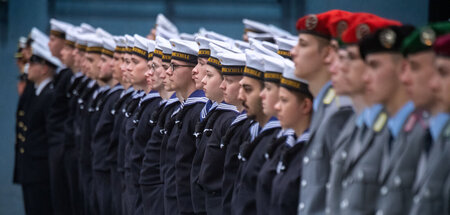 Bundeswehr-Rekruten während des Gelöbnisses in Kramerhof (15.12.