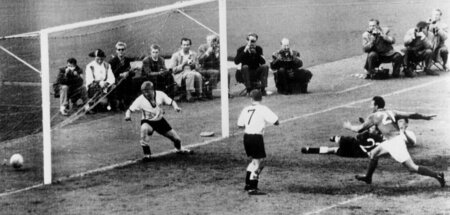 Das dritte Tor für Frankreich: Just Fontaine trifft bei der WM 1... Das dritte Tor für Frankreich: Just Fontaine trifft bei der WM 1...