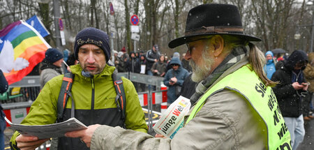 Die junge Welt ist da, wo Bewegung ist. Verteilaktion am 25. Feb...