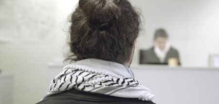Angeklagter mit Kufiya gegenüber der Richterin (Berlin, 9.3.2022...