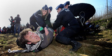Waffeninspekteure der Friedensbewegung unerwünscht – Polizeigroß... Waffeninspekteure der Friedensbewegung unerwünscht – Polizeigroß...