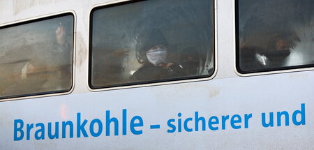 Klimaschutzaktivisten werden von der Polizei in einem RWE-Fahrze...