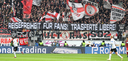 Könnte klappen: Eintracht-Fans mit Spruchbanner Könnte klappen: Eintracht-Fans mit Spruchbanner