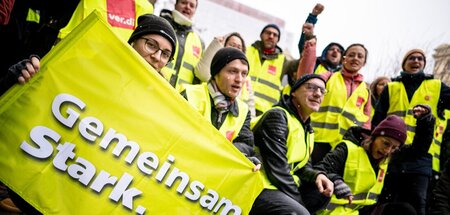 »Gemeinsam stark«: Beschäftigte der Berliner Charité im Ausstand...