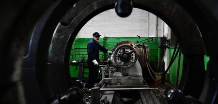 Arbeiter in einer Maschinenbaufabrik in Nischnjaja Tura (1.4.202... Arbeiter in einer Maschinenbaufabrik in Nischnjaja Tura (1.4.202...