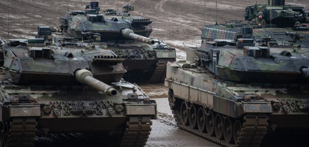 Panzer der Bundeswehr auf dem Manövergelände Munster