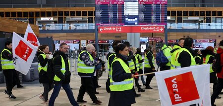 Keine Abfertigung, keine Flüge: Protestzug der Belegschaft durch...