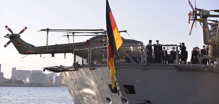 Die Fregatte »Bayern« im Hafen von Tokio (November 2021)