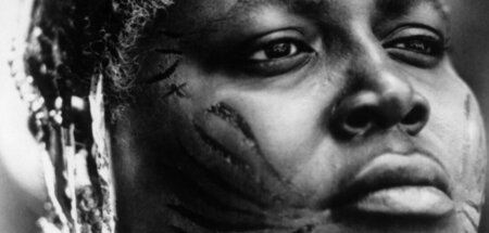 Mabel King als mythologische Königin von Myrthia