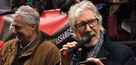 Roger Waters (r.) auf einer Kundgebung für den inhaftierten Jour... Roger Waters (r.) auf einer Kundgebung für den inhaftierten Jour...