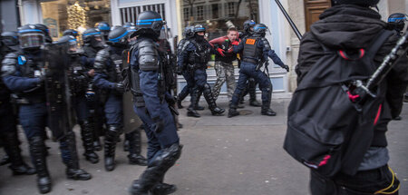 Historischer Tag: Verhaftung eines Demonstranten in Paris, währe...