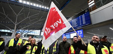 Am Flughafen Stuttgart traten die Kolleginnen und Kollegen um Mi...