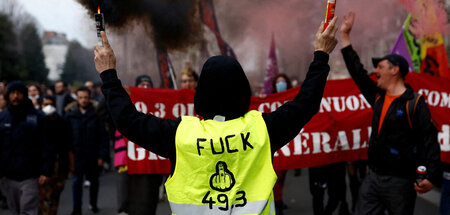 Kaum war das Dekret in Paris durchgesetzt, zeigten auch die Mens...