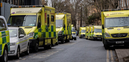 Chronisch unterfinanziert: NHS-Rettungswagen in Londoner Parkbuc...
