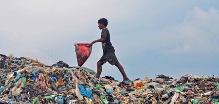 Durch Scherben und Chemikalien: Kinderarbeit auf einer indischen...