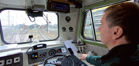 Roland Sandkuhl in seiner Lok im Bahnhof Oldenburg Roland Sandkuhl in seiner Lok im Bahnhof Oldenburg
