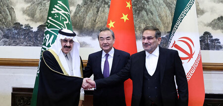 Der Chefdiplomat der KP Chinas, Wang Yi, (M.), und der Vertreter... Der Chefdiplomat der KP Chinas, Wang Yi, (M.), und der Vertreter...