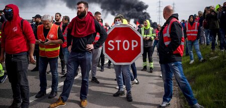 Arbeiter blockieren den Zugang zu einem Öllager in Fos-sur-Mer, ...