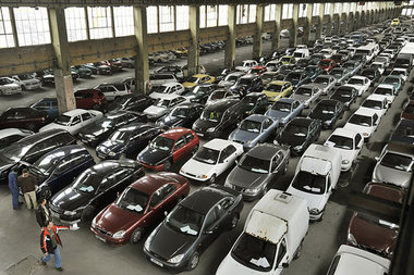 Zurückgegebene Leasingwagen warten in einer Budapester Lagerhall... Zurückgegebene Leasingwagen warten in einer Budapester Lagerhall...