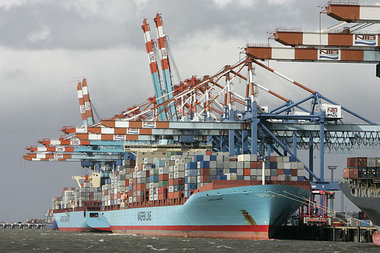 Containerschiffe an der Bremerhavener Stromkaje 2007. Die golden... Containerschiffe an der Bremerhavener Stromkaje 2007. Die golden...