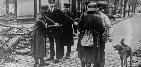 Reichswehrsoldaten schikanieren Arbeiter bei einer Barrikade (Ha...
