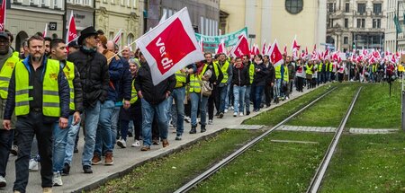 Arbeitermacht scheint die Gegenseite herauszufordern (München, 2...